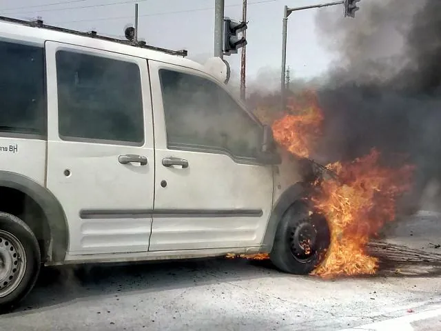רכב בוער ברחוב