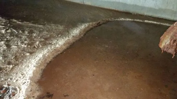 תוך מאגר מים לכיבוי אש עם משקעים בקרקעית
